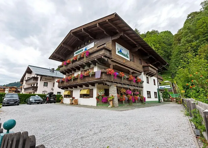 Spacious Apartment in Saalbach-Hinterglemm near Ski Area